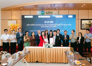 前排中間為 GGI Technology 執行長 Ms. Nguyen Thuy Anh（左）與 Shinec 董事長 Mr. Pham Hong Diep（右）持合約握手合影。昕力資訊副總經理簡怡雯、越南昕力資訊總經理 Mr. Do Vuong Phong、ESG 專家 Dr. Nguyen Kim Anh，以及 Shinec 高層出席當日簽約儀式。