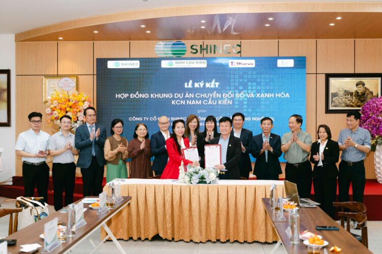 前排中間為 GGI Technology 執行長 Ms. Nguyen Thuy Anh（左）與 Shinec 董事長 Mr. Pham Hong Diep（右）持合約握手合影。昕力資訊副總經理簡怡雯、越南昕力資訊總經理 Mr. Do Vuong Phong、ESG 專家 Dr. Nguyen Kim Anh，以及 Shinec 高層出席當日簽約儀式。