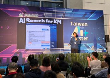 意藍資訊楊智宇經理，分享「以 GenAI 驅動智慧治理：革命性的知識協作解決方案」議程