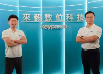 來毅數位Keypasco身分認證解決方案是目前國內通過資安院零信任第一階段「身分鑑別」與第二階段「設備鑑別」的產品。(圖右為來毅數位全球資安長蔡一郎，圖左為來毅數位市場營運副總經理劉彥伯)