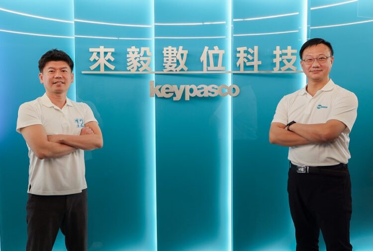 來毅數位Keypasco身分認證解決方案是目前國內通過資安院零信任第一階段「身分鑑別」與第二階段「設備鑑別」的產品。(圖右為來毅數位全球資安長蔡一郎，圖左為來毅數位市場營運副總經理劉彥伯)