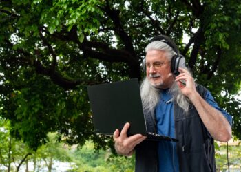 隨著AI時代來臨，馬修連恩也將工作配備升級為asus Proart P16 Ai戶外創作筆電。