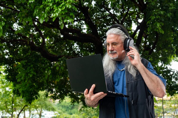 隨著AI時代來臨，馬修連恩也將工作配備升級為asus Proart P16 Ai戶外創作筆電。