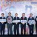 NTT DATA, Inc.風險長前田隆伸(左三)、NTT IOWN推進室副總裁荒金陽助(右一)、NTT 資深副總裁兼研發規劃部主管木下真吾(右二)、數位發展部部長黃彥男(中)、中華電信董事長簡志誠(右四)、中華電信總經理林榮賜(左四)、日本台灣交流協會副代表服部崇(右三)、九天民俗技藝團副團長李光正(左二)。