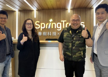 春樹科技與NTT DATA領導團隊 (右一NTT DATA雲計算事業群總經理林哲瑩、右二春樹執行長鄭景榮、左一Oracle Sr. Channel Manager顏家韋、左二春樹副總經理謝孟瑋)