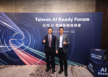 思科舉辦「Taiwan AI Ready Forum」，思科台灣總經理林岳田(右)、數位發展部部長黃彥男(左)