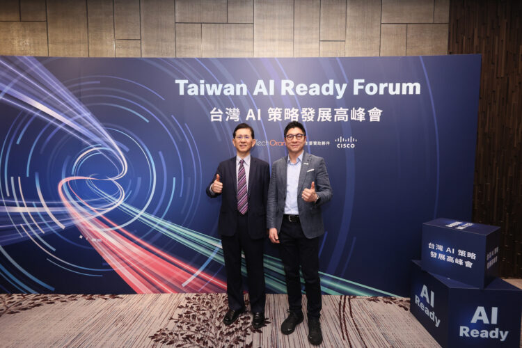 思科舉辦「Taiwan AI Ready Forum」，思科台灣總經理林岳田(右)、數位發展部部長黃彥男(左)