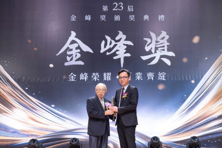 第一線資訊科技台灣分公司負責人王希(右)接受金峰獎榮譽理事長紀俊臣先生(左)頒發獎項。