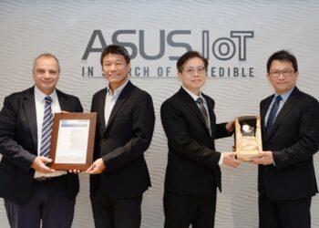 華碩智慧物聯網榮獲IEC 62443-4-1認證，由華碩全球副總裁張權德(左二)代表受證。