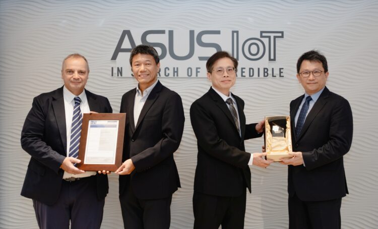 華碩智慧物聯網榮獲IEC 62443-4-1認證，由華碩全球副總裁張權德(左二)代表受證。