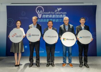 四屆微軟新創加速器正式啟動；圖中由左至右為亞灣新創園代表許逸萍、高雄市政府副秘書長王宏榮、經濟部中小及新創企業署南區服務處主任林進添、台灣微軟全球合作夥伴解決方案事業群總經理陳仲儒、國立中山大學南區促進產業發展研究中心主任林根煌。