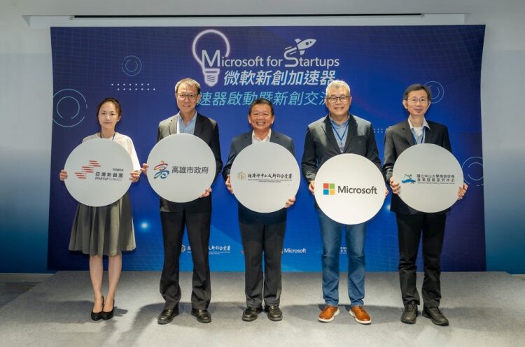 四屆微軟新創加速器正式啟動;圖中由左至右為亞灣新創園代表許逸萍、高雄市政府副秘書長王宏榮、經濟部中小及新創企業署南區服務處主任林進添、台灣微軟全球合作夥伴解決方案事業群總經理陳仲儒、國立中山大學南區促進產業發展研究中心主任林根煌。