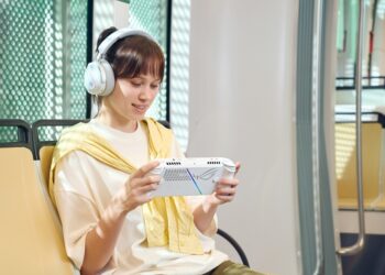 ROG Xbox Ally系列針對玩家長時間沉浸遊戲的需求，握感設計再進化 全天候舒適操控。