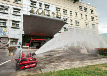 建東精工 MOTIONNEX FRT-5 消防機器人持水帶進行射水示範