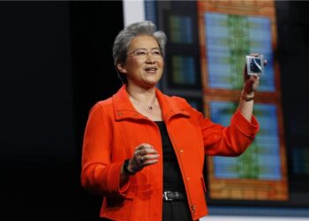 AMD董事長暨執行長蘇姿丰博士展示最新發表的Instinct MI350系列加速器，為生成式AI和HPC樹立效能、效率和可擴展性的全新標竿