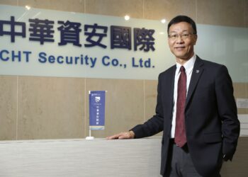 ◤中華資安國際總經理洪進福指出，中華資安國際運用「AI對抗AI」戰略，將人工智慧技術融入 SOC 監控、資安眼等服務，為企業打造堅實的智慧資安防線。