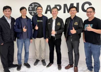APMIC 與 CyCraft 團隊對此次戰略合作充滿信心，雙方期望結合 AI 與資安專業，攜手推動台灣智慧防禦技術邁向國際。 （由左至右）APMIC 海外事業部總經理許宏祥、CyCraft 技術長暨共同創辦人邱銘彰、APMIC 創辦人暨執行長吳柏翰、CyCraft 執行長暨共同創辦人吳明蔚、CyCraft 資安長暨共同創辦人叢培侃、APMIC AI 資安副總徐方繹。