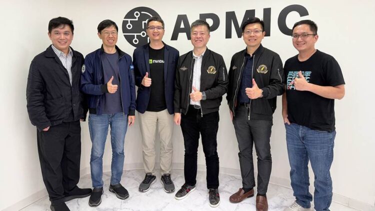 APMIC 與 CyCraft 團隊對此次戰略合作充滿信心，雙方期望結合 AI 與資安專業，攜手推動台灣智慧防禦技術邁向國際。 （由左至右）APMIC 海外事業部總經理許宏祥、CyCraft 技術長暨共同創辦人邱銘彰、APMIC 創辦人暨執行長吳柏翰、CyCraft 執行長暨共同創辦人吳明蔚、CyCraft 資安長暨共同創辦人叢培侃、APMIC AI 資安副總徐方繹。