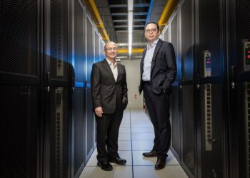 是方電訊董事長邵泓嘉（右）與總經理劉耀元（左）共同宣布即日起推出全台首創AI水冷機房「拎包入住」服務。