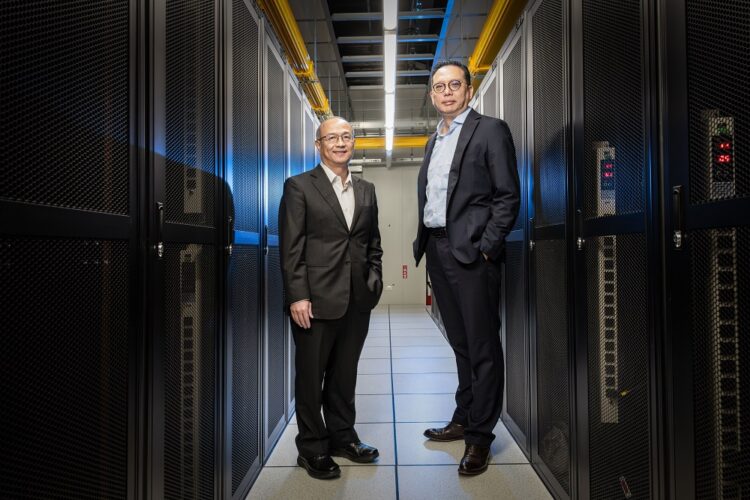 是方電訊董事長邵泓嘉（右）與總經理劉耀元（左）共同宣布即日起推出全台首創AI水冷機房「拎包入住」服務。