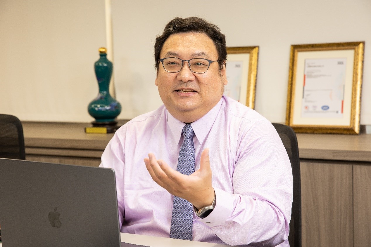 ◤ 台塑網科技應用軟體事業群電子商務處副處長黃振益表示,台塑網平台堅持「管理制度化、制度表單化、表單電腦化」核心理念,有效整合過往分散的售前、銷售、售服數據與流程。這不僅成為企業 ERP 的強大輔助,更大幅提升營運效率與決策精準度。