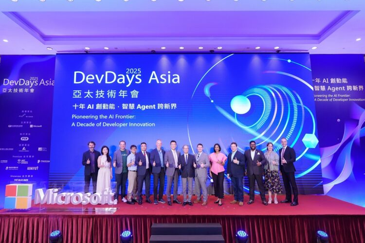 1001 01 微軟亞洲規模最大的旗艦級 AI 技術盛會 DevDays Asia 2025 邁入第十週年,由數位發展部數位產業署署長林俊秀、台灣微軟總經理卞志祥及多位微軟總部重量級主管共同揭幕,迎接大會的重要里程碑。