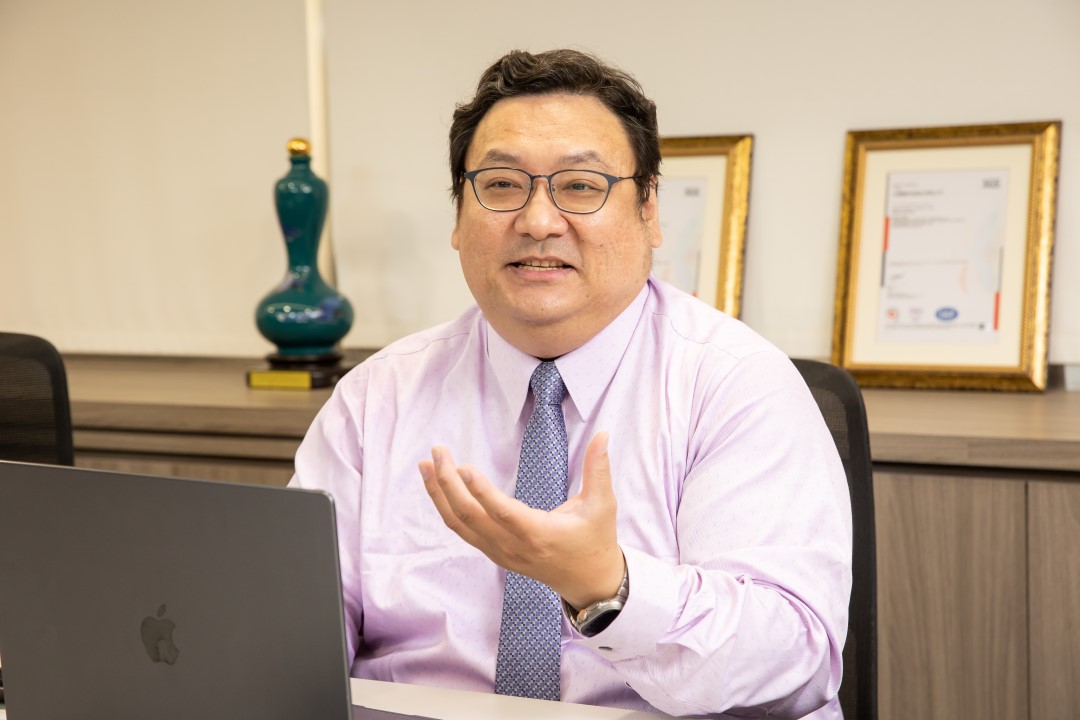 ◤ 台塑網科技應用軟體事業群電子商務處副處長黃振益表示，台塑網平台堅持「管理制度化、制度表單化、表單電腦化」核心理念，有效整合過往分散的售前、銷售、售服數據與流程。這不僅成為企業 ERP 的強大輔助，更大幅提升營運效率與決策精準度。