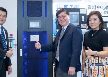 圖八 伊頓主管群與93li鋰電池合影