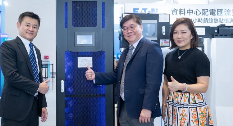 圖八 伊頓主管群與93li鋰電池合影
