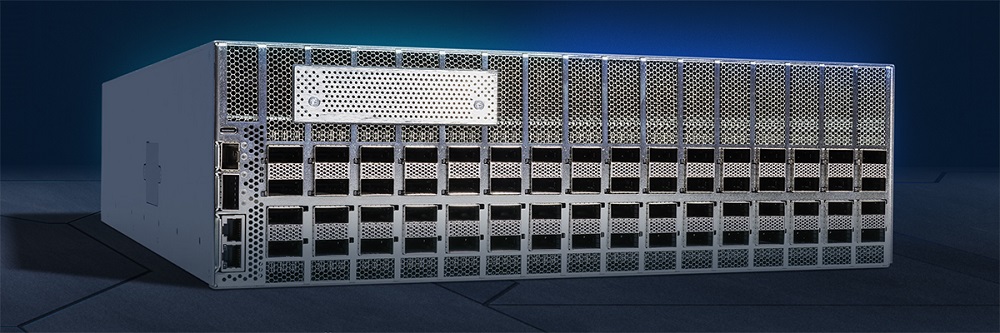 思科 8223 路由系統在單一 ASIC 路由器中實現業界領先的容量和效率，現已出貨予首批超大規模客戶，用於構建安全、可擴展的 AI 架構。