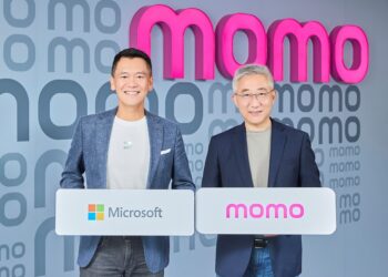 momo 富邦媒與台灣微軟合作打造大型語言模型(LLM)驅動的新一代智能客服,結合 Microsoft Azure OpenAI 與檢索增強生成(RAG)技術。由左至右為台灣微軟總經理卞志祥、富邦媒體科技總經理谷元宏。
