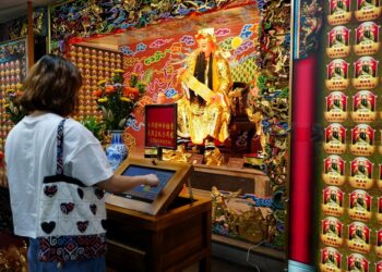 華碩於臺北市關渡宮藥師殿導入「靈光e現」智慧點燈系統，盼民眾能以更便利、貼心的方式，為家中長輩增福延壽。