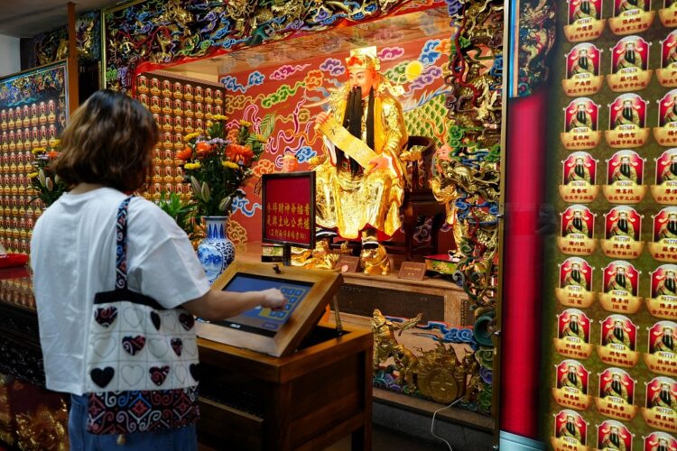 華碩於臺北市關渡宮藥師殿導入「靈光e現」智慧點燈系統，盼民眾能以更便利、貼心的方式，為家中長輩增福延壽。