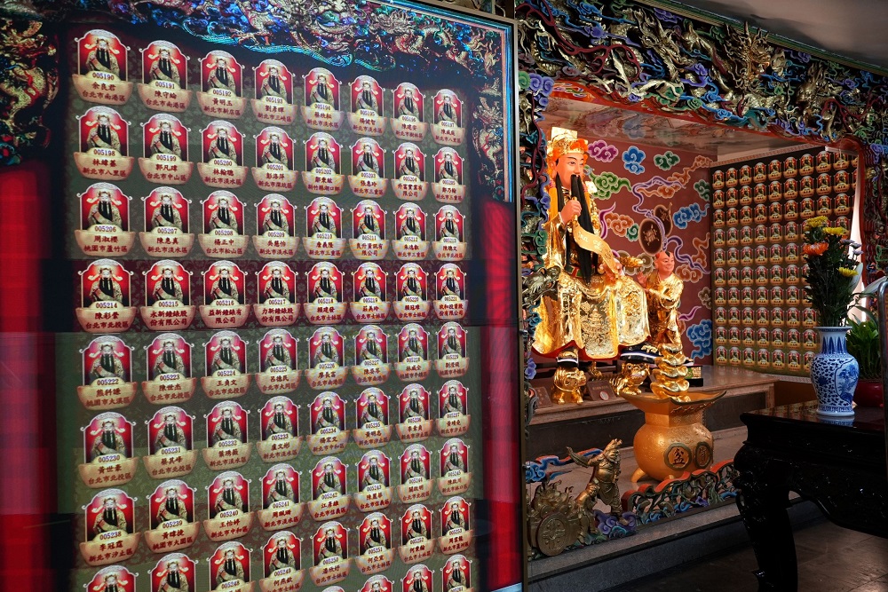 華碩「靈光e現」智慧點燈系統結合LED數位輪播燈牆與一站式管理平台，能突破燈位限制，自動完成上燈與謝燈流程，一鍵生成報表，減輕廟務人員行政負擔。