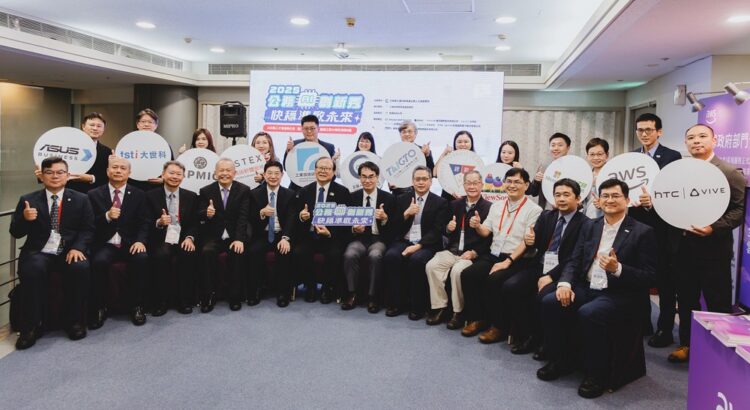 大世科段淳仁協理(後排左二)代表與會「公務 AI 創新秀,快穩準啟未來」展覽-公務人力發展學院提供