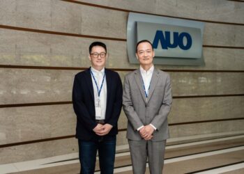 ◤友達光電旗下的宇沛永續以實證經驗打造產業「雙軸轉型」的關鍵基石，攜手為企業提供兼具競爭力與永續力的落地方案。左起宇沛永續資深總監趙新民博士、宇沛永續董事長李孝忠。