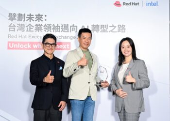 LINE Bank 在 2025 年 Red Hat 亞太區創新獎的數位轉型類別中脫穎而出；由左至右為：Red Hat 全球副總裁暨大中華區總裁曹衡康、LINE Bank 資訊長翁銘壯以及 Red Hat 台灣區總經理孫媛音。