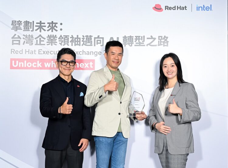 LINE Bank 在 2025 年 Red Hat 亞太區創新獎的數位轉型類別中脫穎而出；由左至右為：Red Hat 全球副總裁暨大中華區總裁曹衡康、LINE Bank 資訊長翁銘壯以及 Red Hat 台灣區總經理孫媛音。