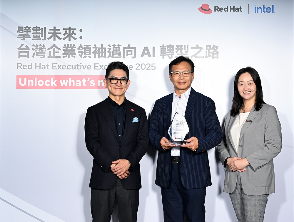 安麗台灣榮登 2025 年 Red Hat 亞太區創新獎的數位轉型與混合雲基礎架構類別得主；由左至右為：Red Hat 全球副總裁暨大中華區總裁曹衡康、安麗台灣數位科技處處長郭宏模以及 Red Hat 台灣區總經理孫媛音。