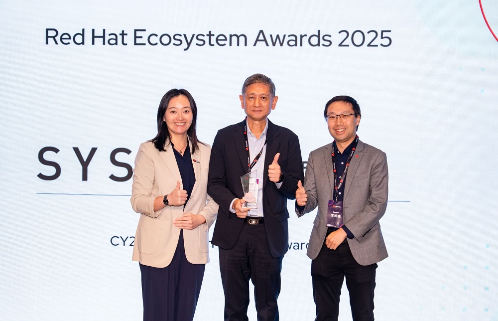 精誠資訊憑藉卓越創新能力，榮獲 Red Hat 生態系創新推動獎的肯定；由左至右為：Red Hat 台灣區總經理孫媛音、精誠資訊總經理陶亞光以及 Red Hat 香港台灣合作夥伴生態系統總監李松鑫。