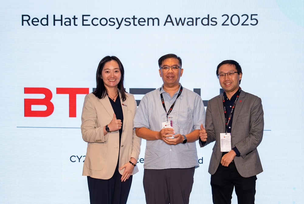 允辰資訊榮登 Red Hat 生態系獎的雲端加速獎項類別得主；由左至右為：Red Hat 台灣區總經理孫媛音、允辰資訊技術長姚怡德以及 Red Hat 香港台灣合作夥伴生態系統總監李松鑫。