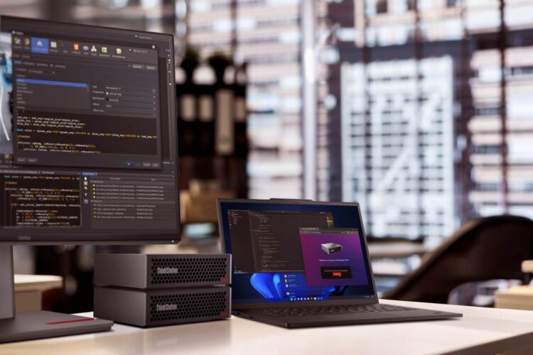 ThinkStation PGX(圖中)與 ThinkPad P14s(圖右)。PGX 採用 NVIDIA GB10 Grace Blackwell 超級晶片,可支援 2000 億參數模型,並可透過雙機串聯運作多達 4050 億參數。