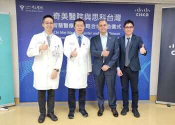 奇美醫院腦中風中心主任謝孟倉（左起）、院長林宏榮，與思科全球數位影響力發展辦公室亞太區總監Clarence Barboza、思科台灣總經理林岳田。