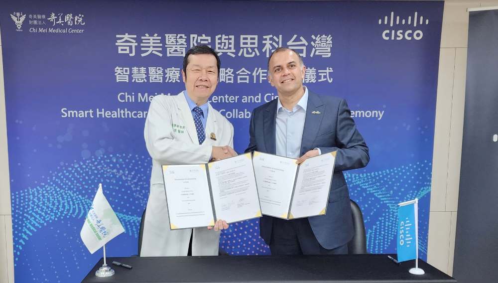奇美醫療財團法人奇美醫院院長林宏榮(左)與思科全球數位影響力發展辦公室亞太區總監Clarence Barboza(右)期待雙方的合作進一步推動台灣的AI智慧醫療發展。