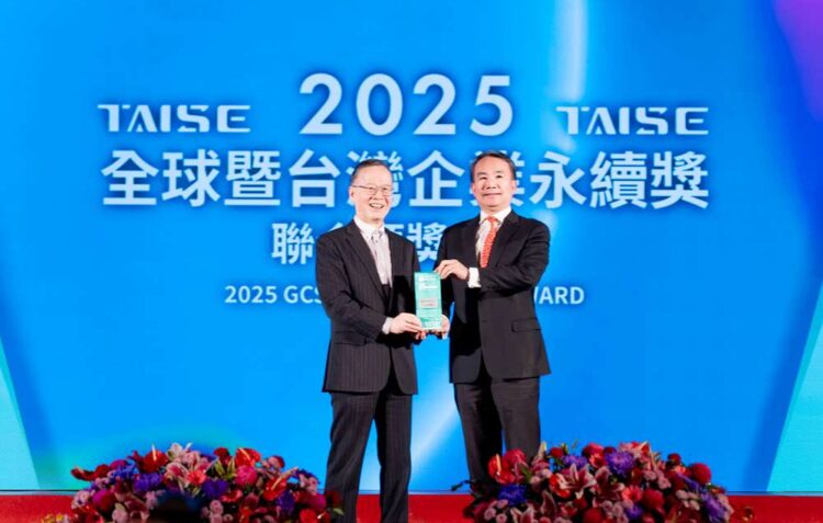 華碩電腦憑藉在資訊安全治理與永續管理的長期耕耘，獲得台灣企業永續獎的資訊安全領袖獎（圖右為華碩電腦全球副總裁暨集團資安長金慶柏、左為台灣永續能源研究基金會董事長簡又新）