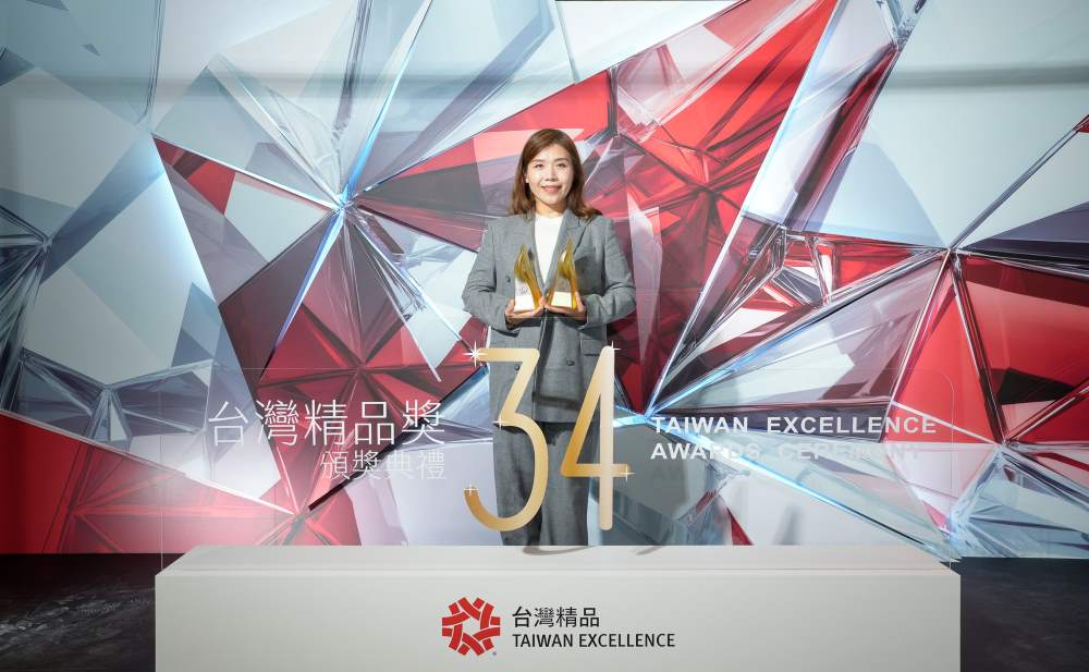 Zenbook A14 與 ProArt Display 8K PA32KCX 成功拿下金質獎。(圖中為華碩顯示器事業部產品企劃處副處長林敬欣）