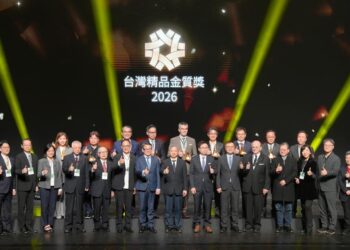 華碩及旗下電競知名品牌 ROG玩家共和國宣布，於第 34 屆台灣精品獎一舉斬獲 23 項產品獎，名列全台企業之首。(圖後排左一為華碩顯示器事業部產品企劃處副處長林敬欣)