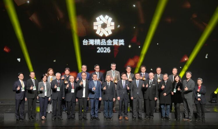 華碩及旗下電競知名品牌 ROG玩家共和國宣布，於第 34 屆台灣精品獎一舉斬獲 23 項產品獎，名列全台企業之首。(圖後排左一為華碩顯示器事業部產品企劃處副處長林敬欣)