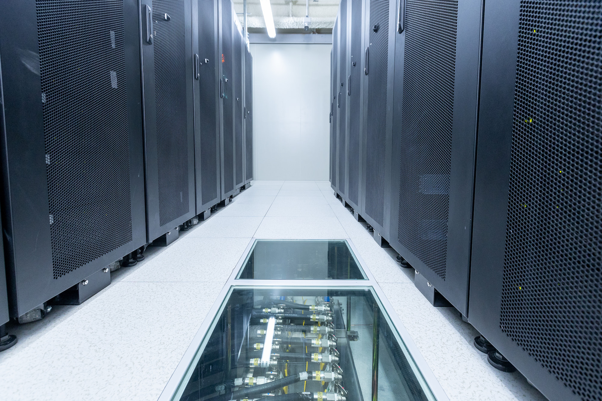 ◤ 慧榮科技導入擎普液冷系統設計，透過液冷背門架構有效帶走伺服器熱能，使機房無需配置傳統空調設備，即可同時達成高效解熱與低能耗的目標。