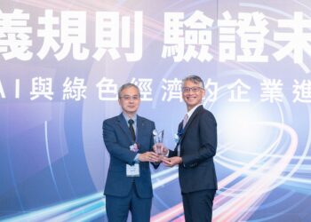 SGS IT Awards：(左) SGS 台灣檢驗科技東北亞區首席長曾偉明 (右) Openfind 執行長